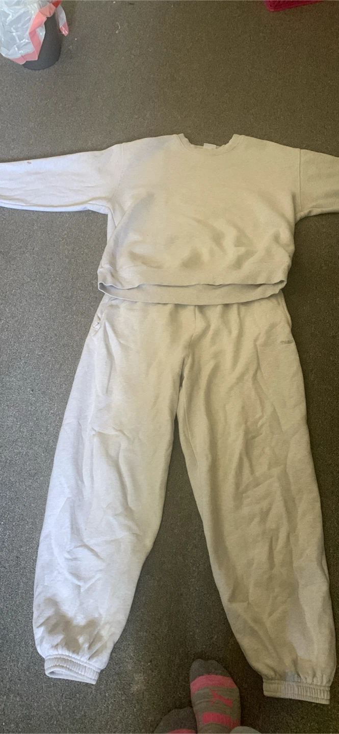 Selling a aritzia sweat suit size medium in woman’s pick up
