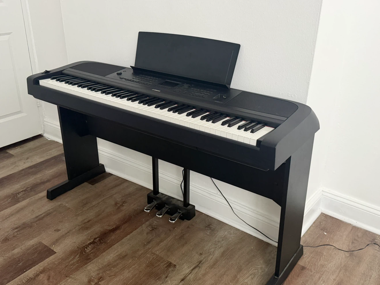 Yamaha DGX-670 portable grand