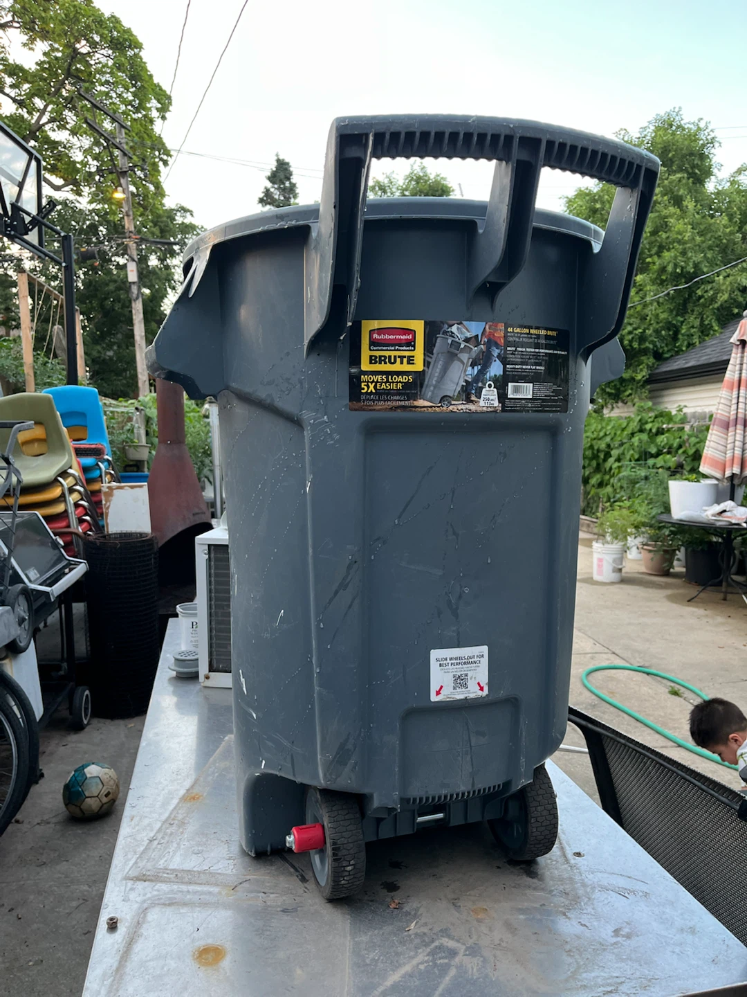 Rubbermaid Brute 44 Gallon Wheeled Trash Can