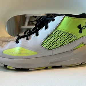 Under Armour Youth Shoes Size 6Y