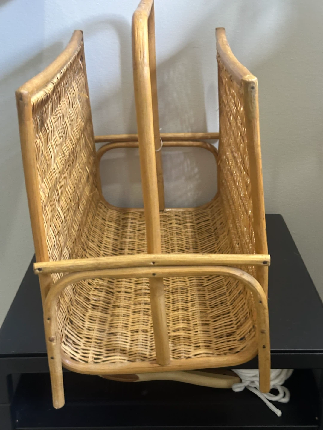Rattan vintage magazine rack - photo 2