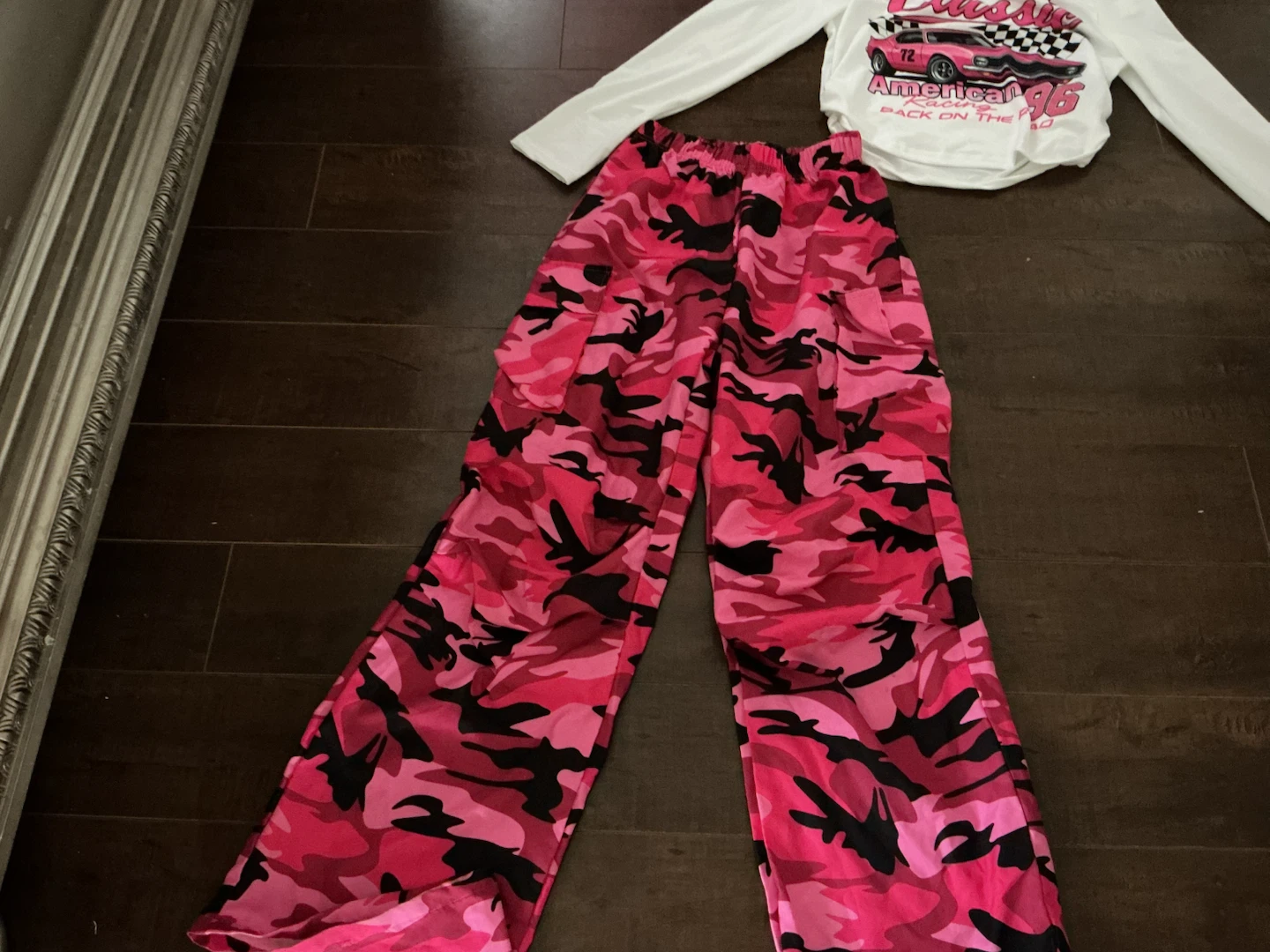 is a pink camouflage by pants. With a white  long-sleeved shirt - photo 3