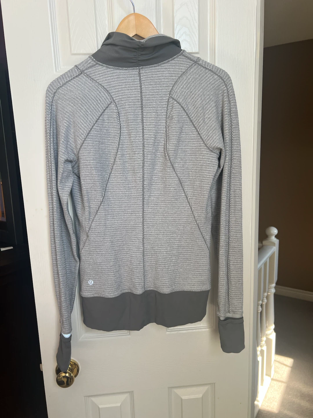 Size 8 lulu long sleeve top - photo 4