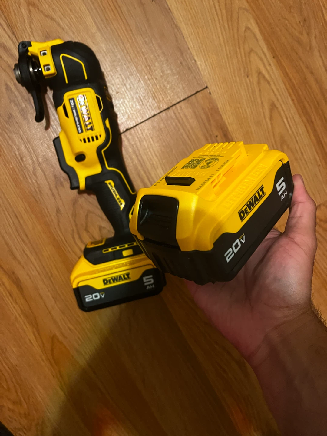 DEWALT Brushless Oscillating Multi Tool with 20V 5.0Ah Battery