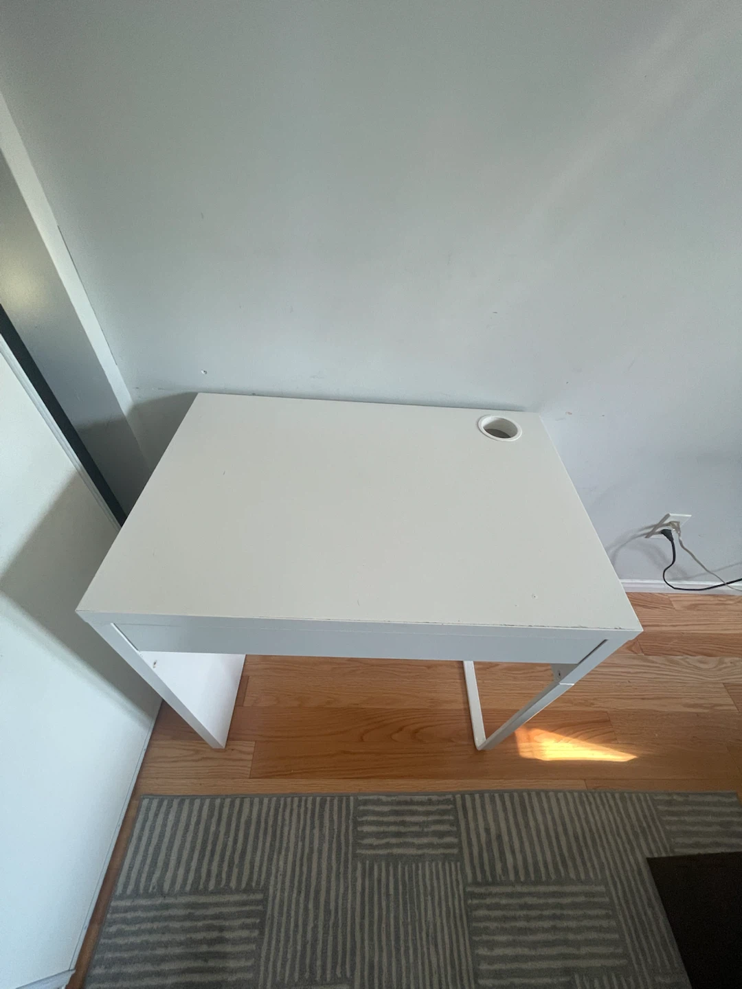 White IKEA desk - photo 2