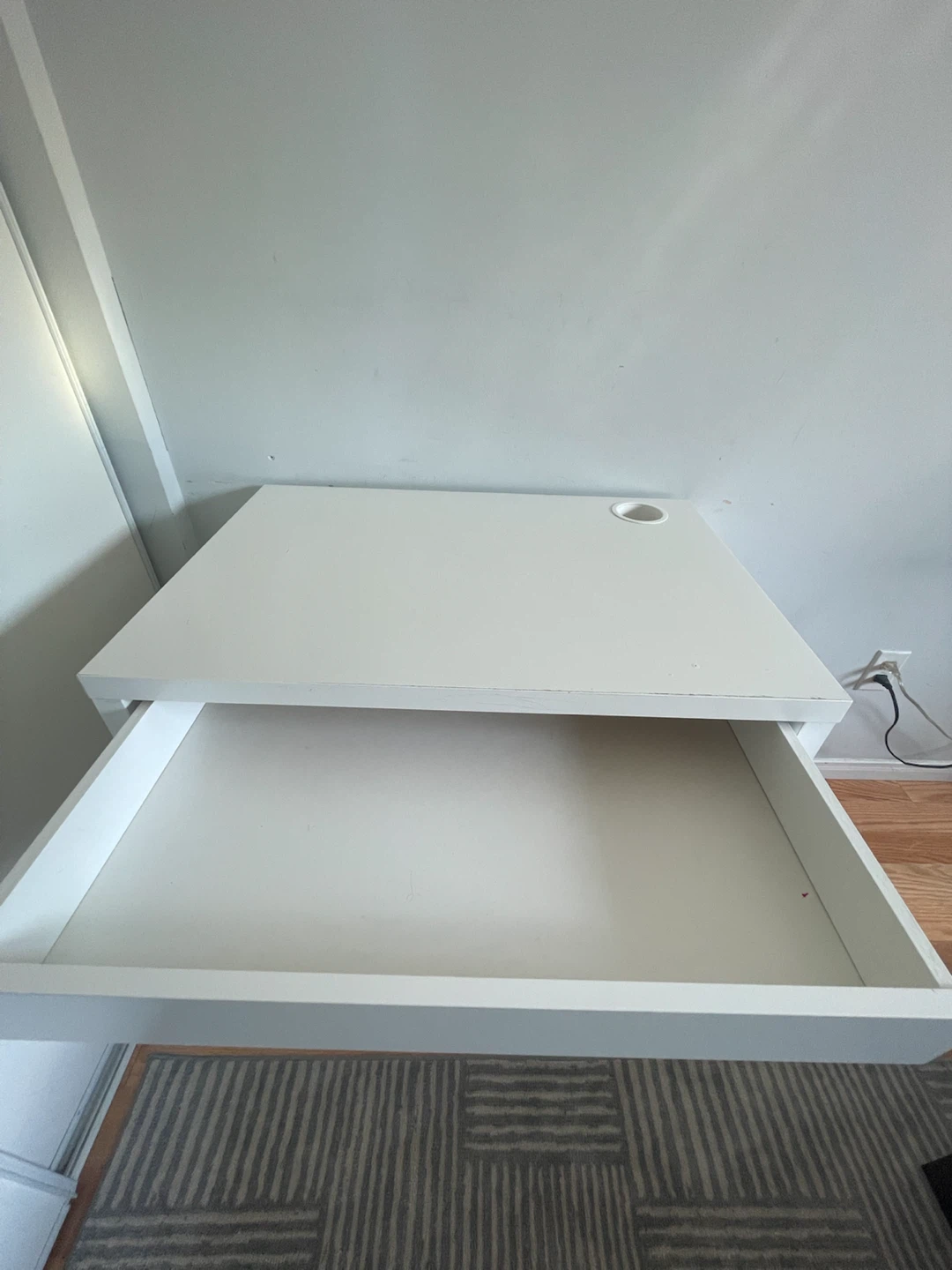 White IKEA desk - photo 4