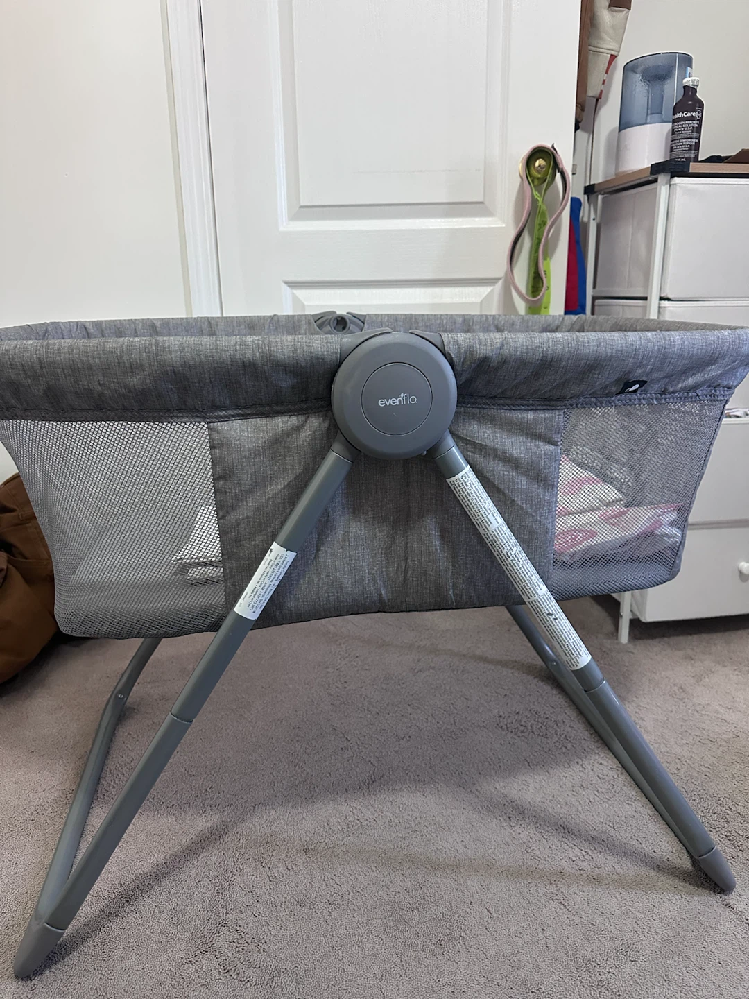 Evenflo Bassinet with 5 fitted sheets