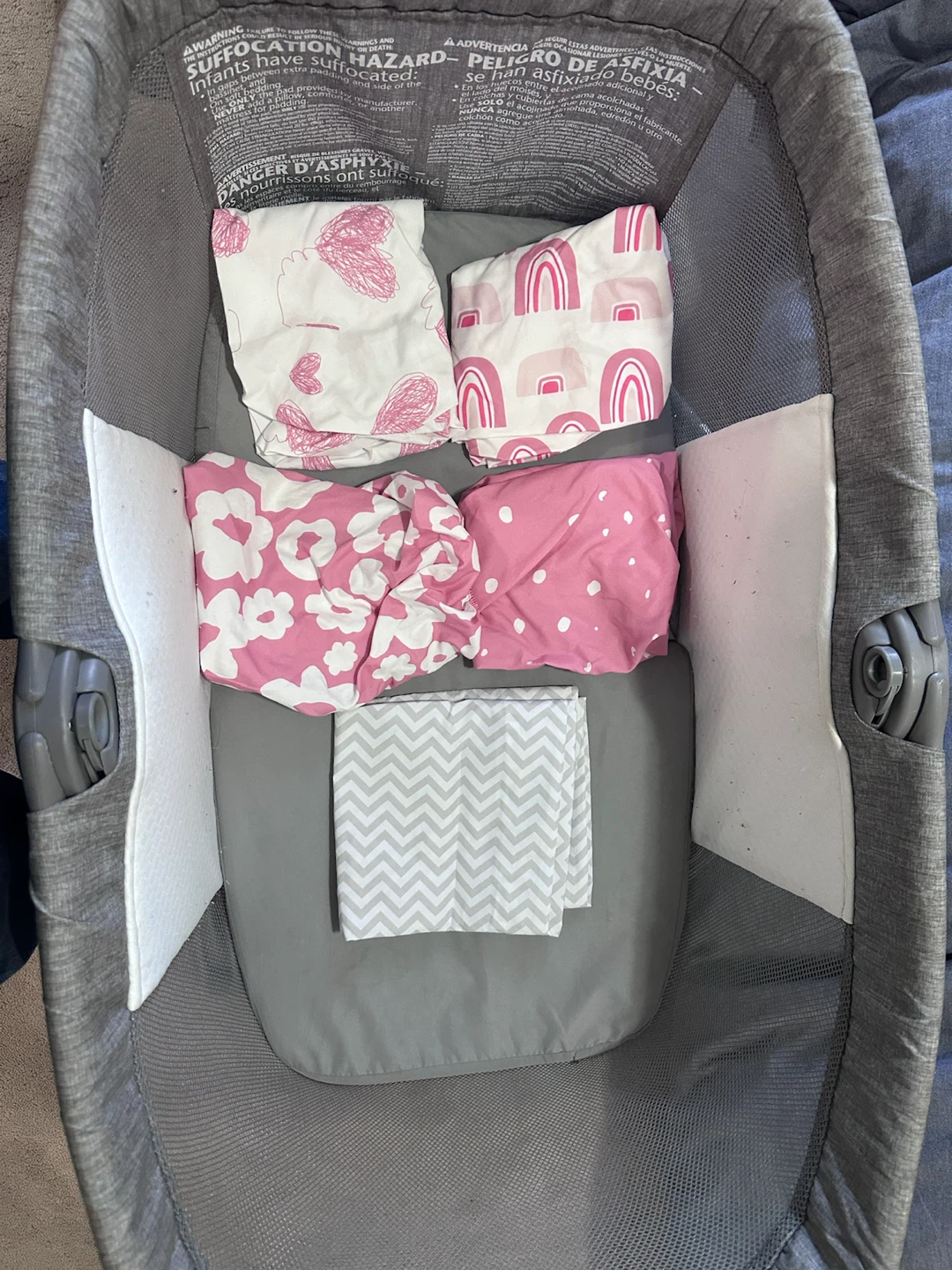 Evenflo Bassinet with 5 fitted sheets - photo 2