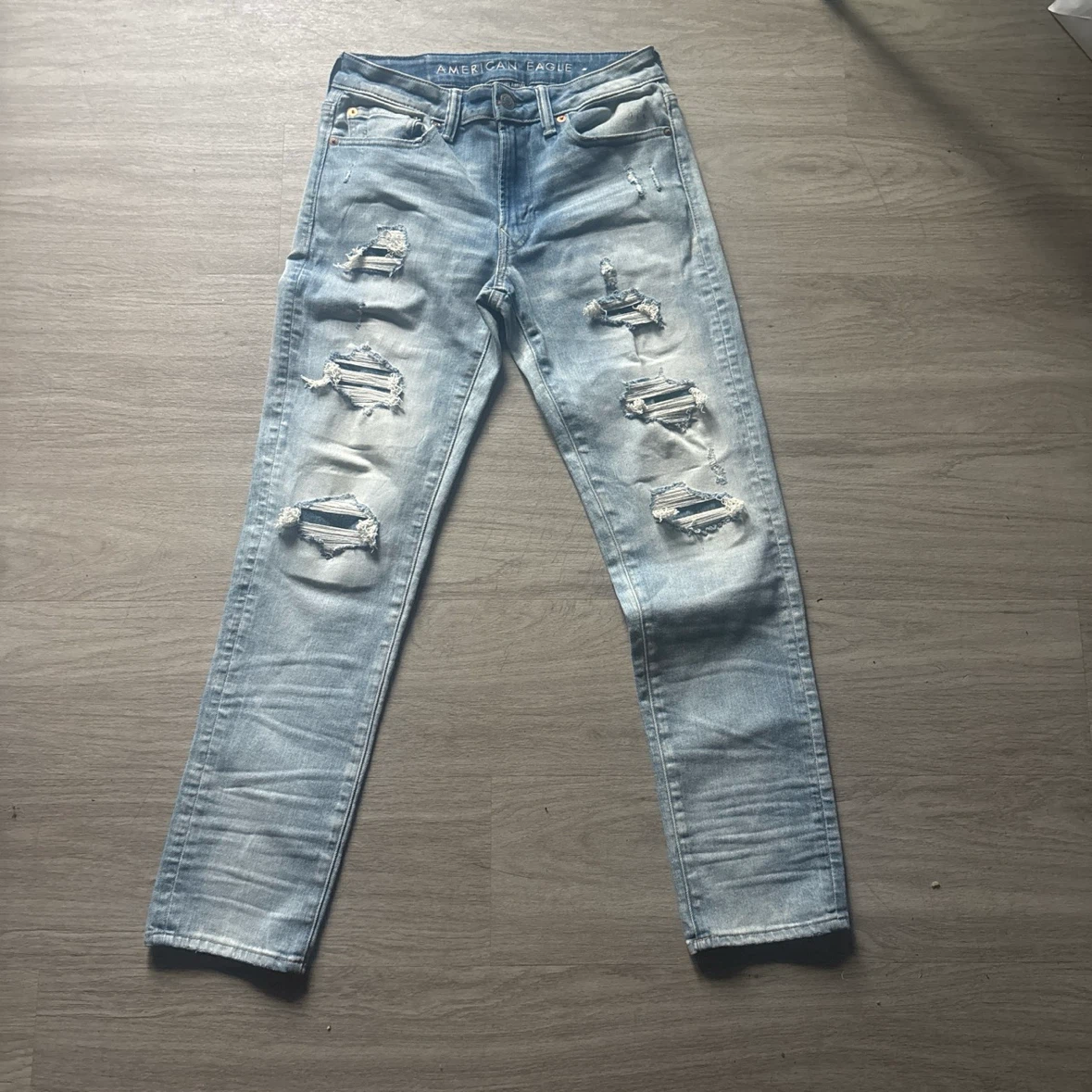 American Eagle Men's Light Wash Distressed Jeans