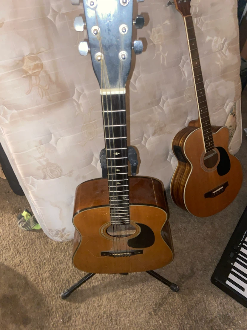 Acoustic Guitar - photo 2