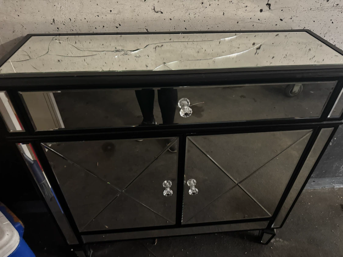 Mirrored cabinet with cracked top - photo 2