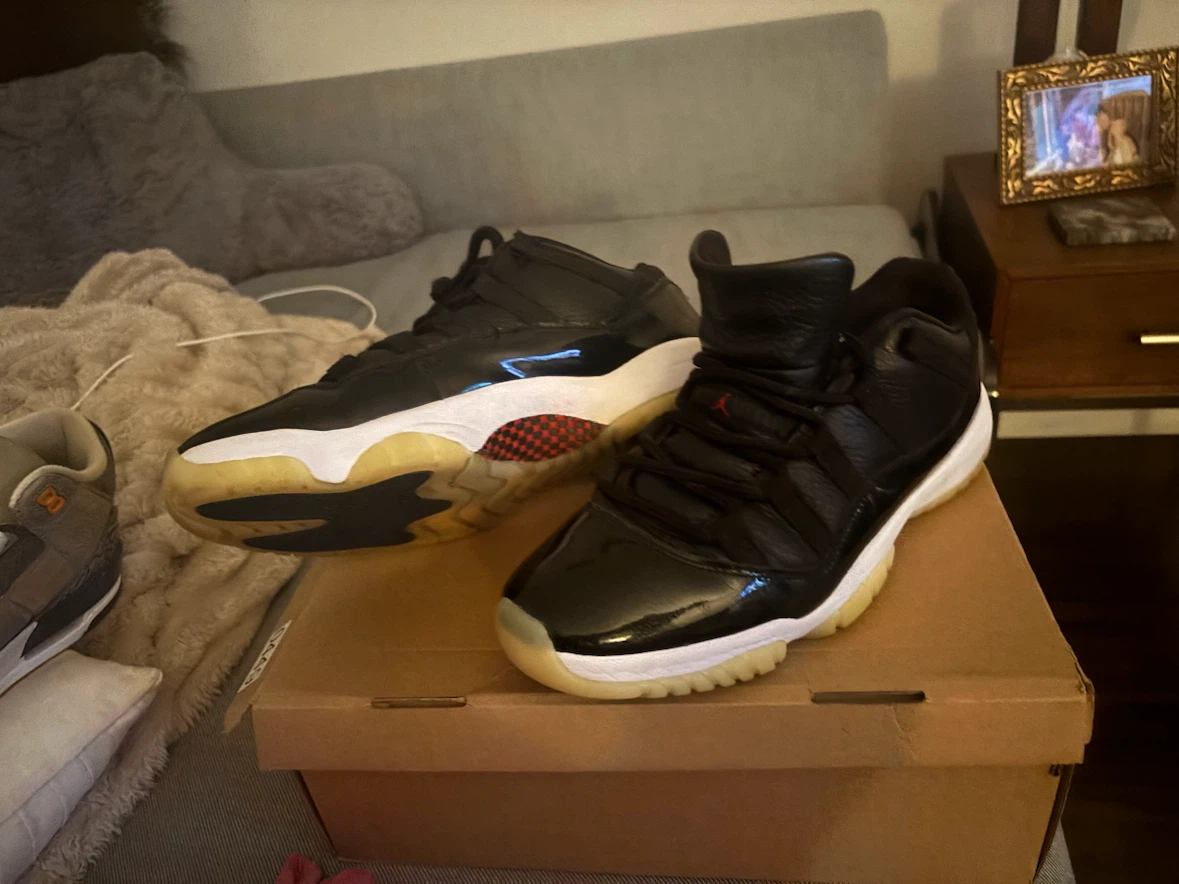 Air Jordan 11 " Bred “