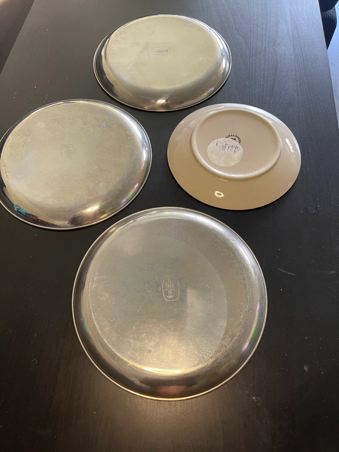Set of 3 Metal Plates and 1 Ceramic Plate - photo 3