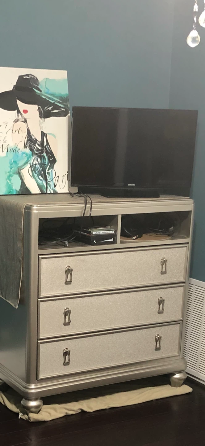 Silver 3-Drawer TV Chest - photo 2