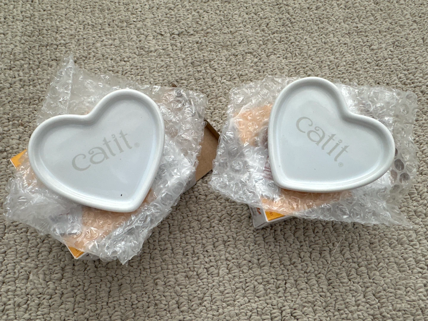 Catit Creamy Ceramic Heart-Shaped Dish x2 - photo 4