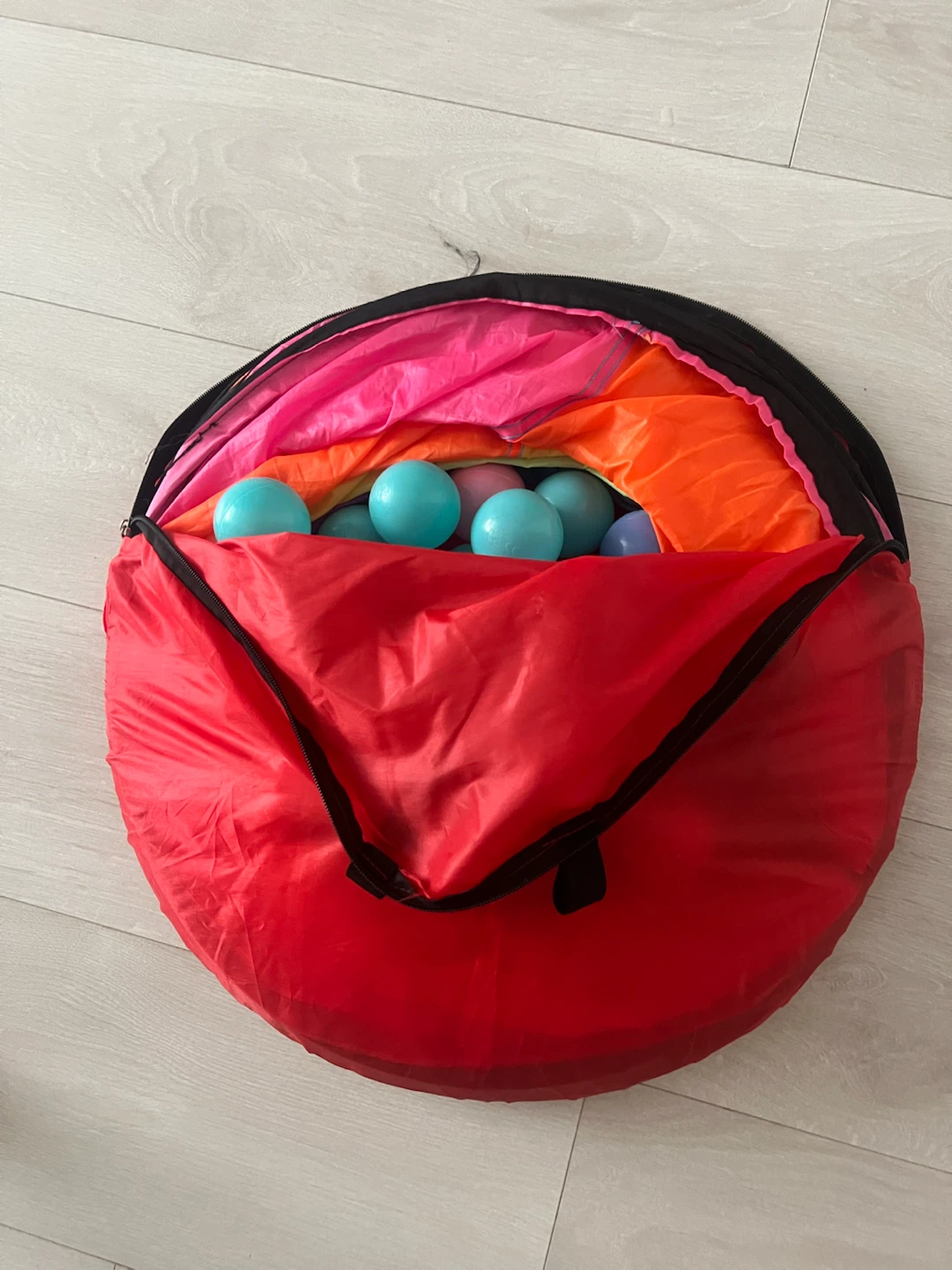 Multi-coloured Kid Tunnel with Play Balls