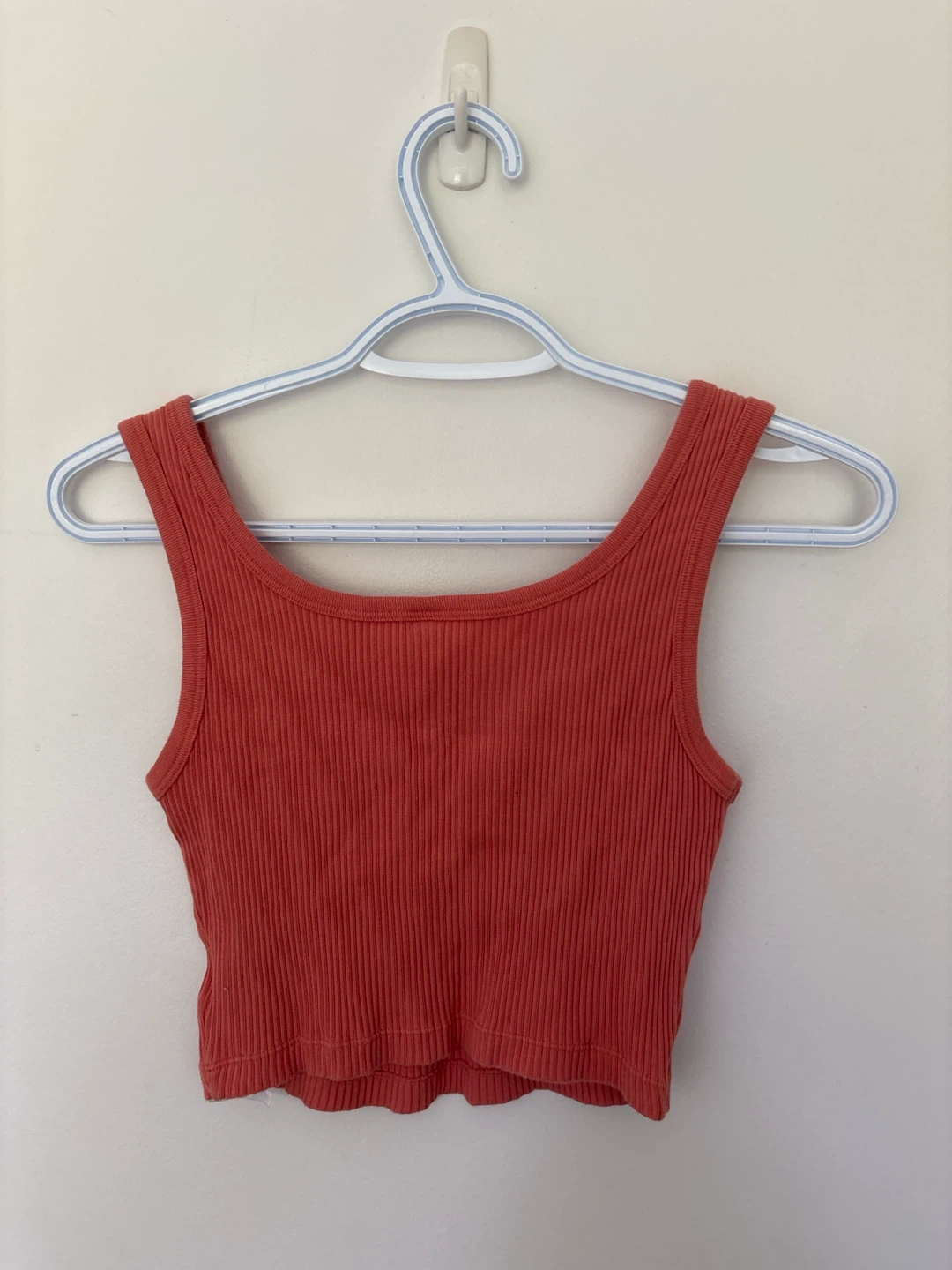 Uniqlo Coral Cropped Tank Top - photo 2