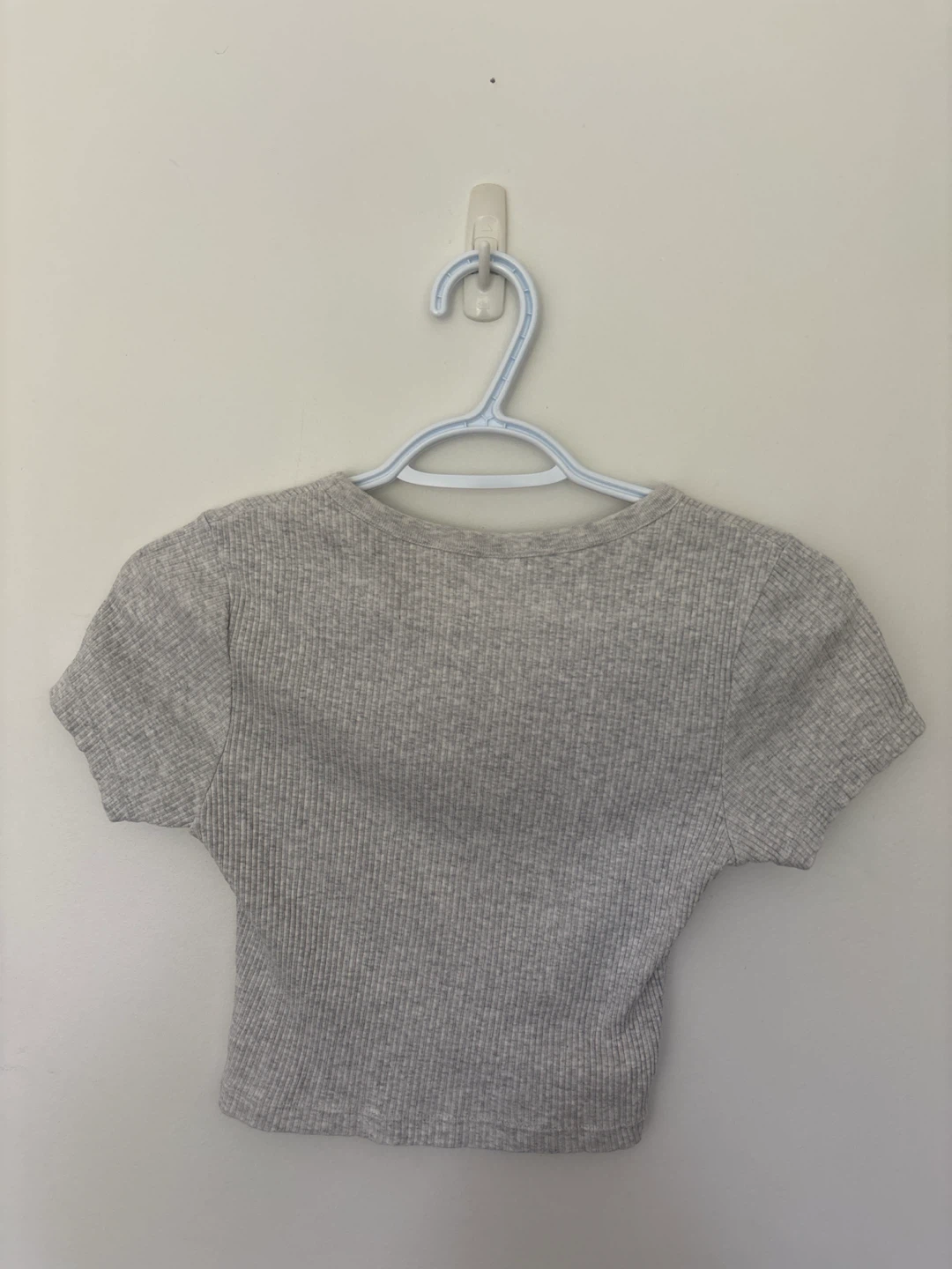 Uniqlo Light Grey Cropped Ribbed Tee - photo 2