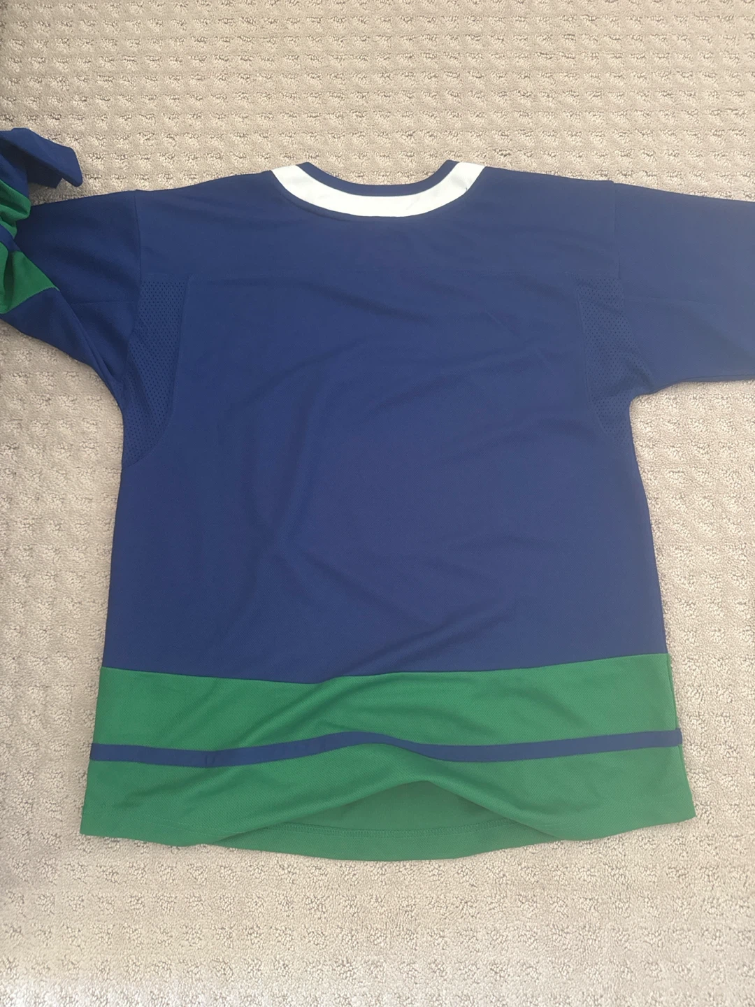 Vancouver Canucks Hockey Jersey L/XL - photo 3