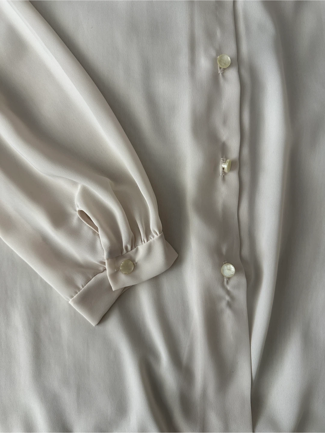 White blouse with black bow detail - photo 5