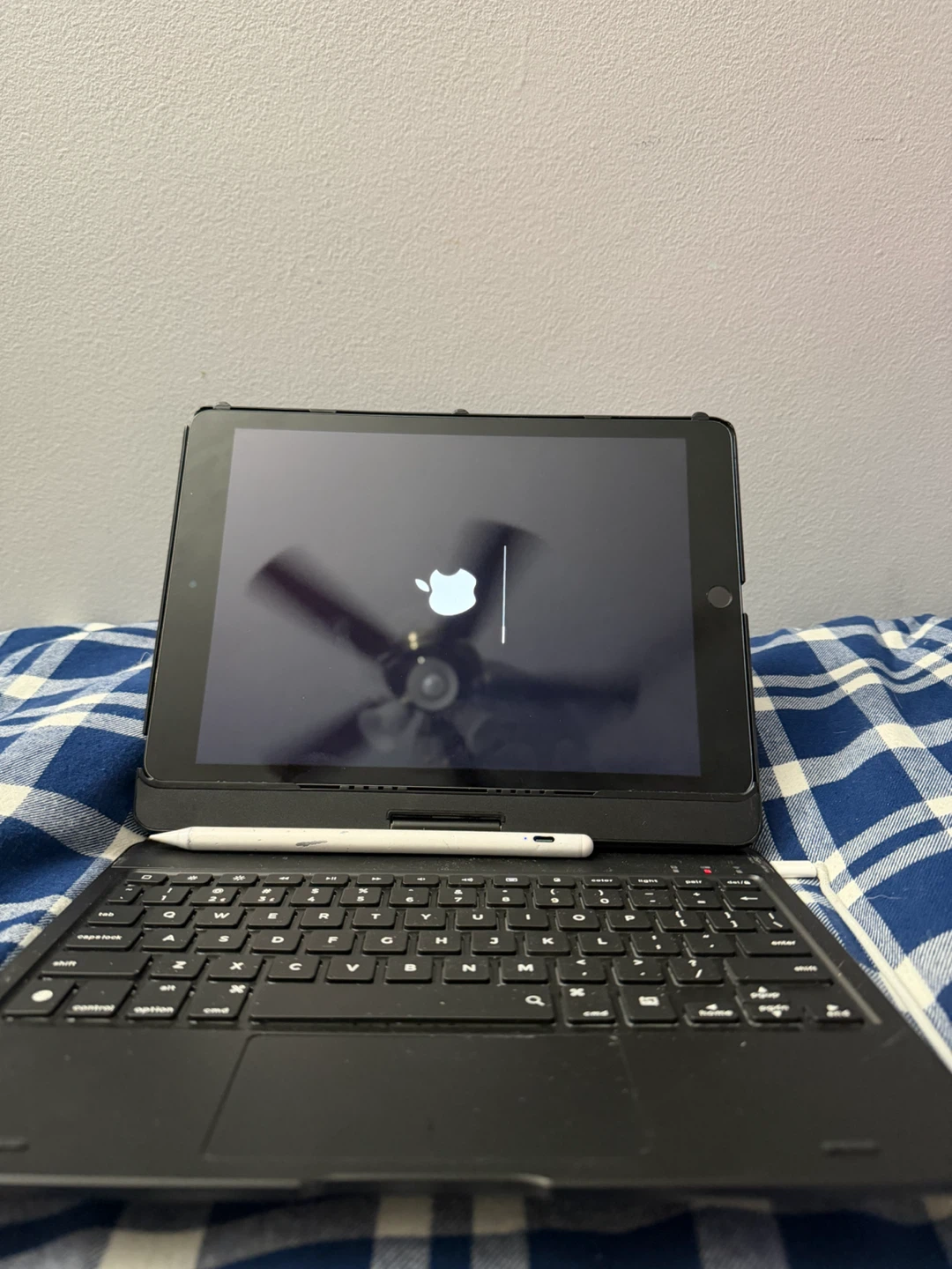 IPad 9th Generation 64gb w/ keyboard case and apple pencil