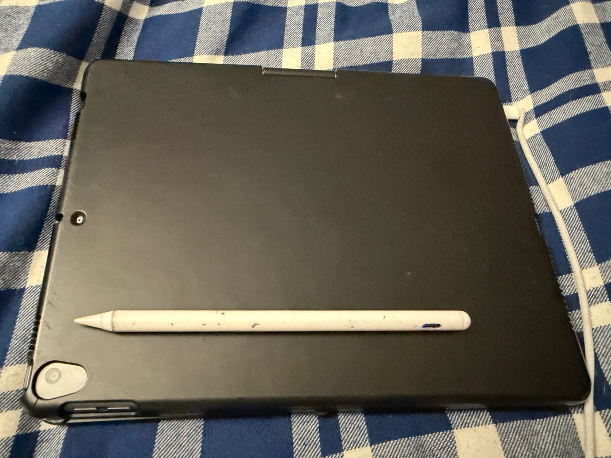 IPad 9th Generation 64gb w/ keyboard case and apple pencil - photo 2