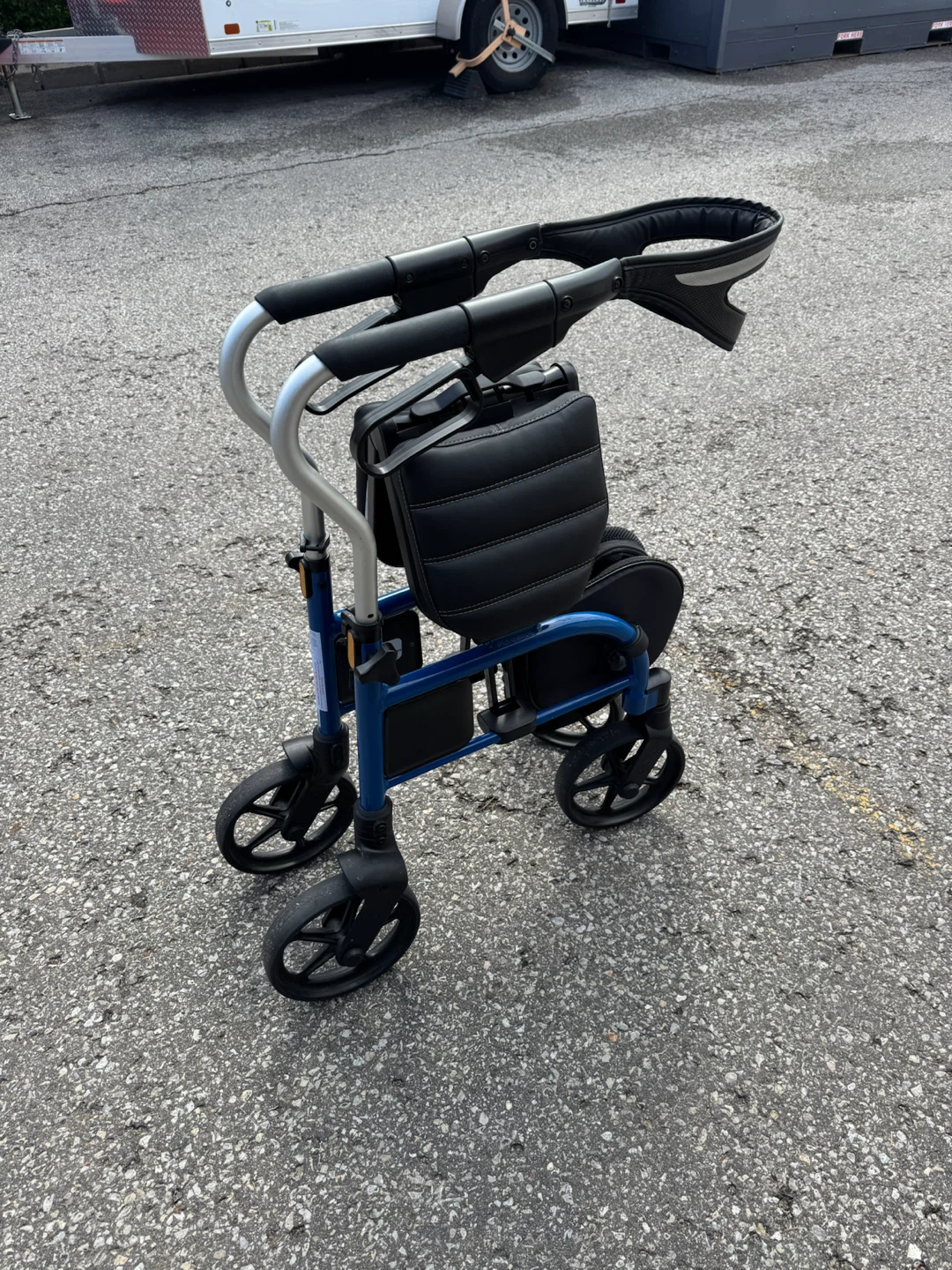 EVOLUTION WALKER ROLLATOR DELIVERY INCLUDED - photo 3