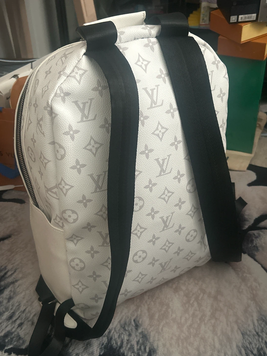 White Louis Vuitton backpack - photo 2