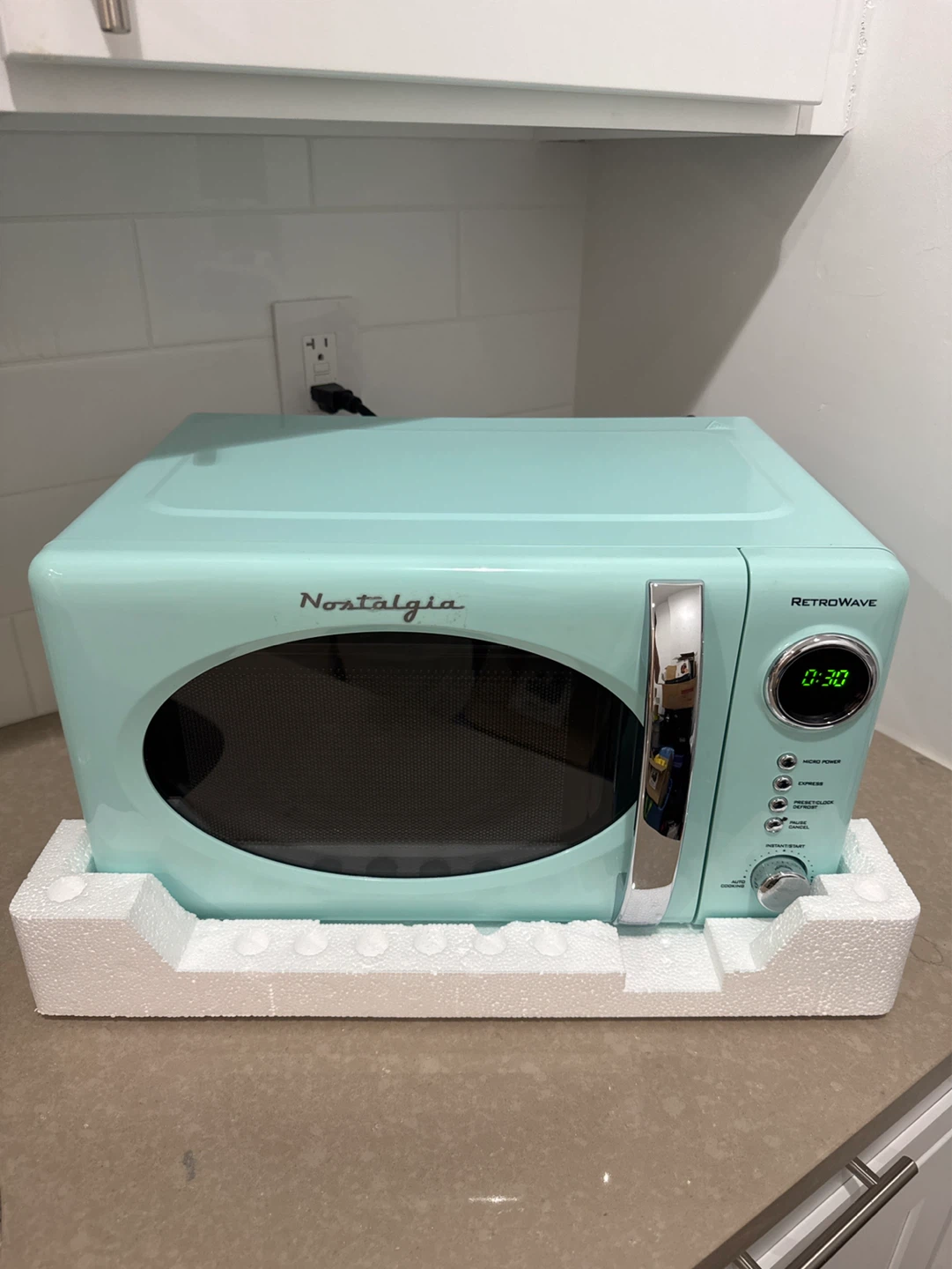 Nostalgia RetroWave Microwave - Aqua Blue