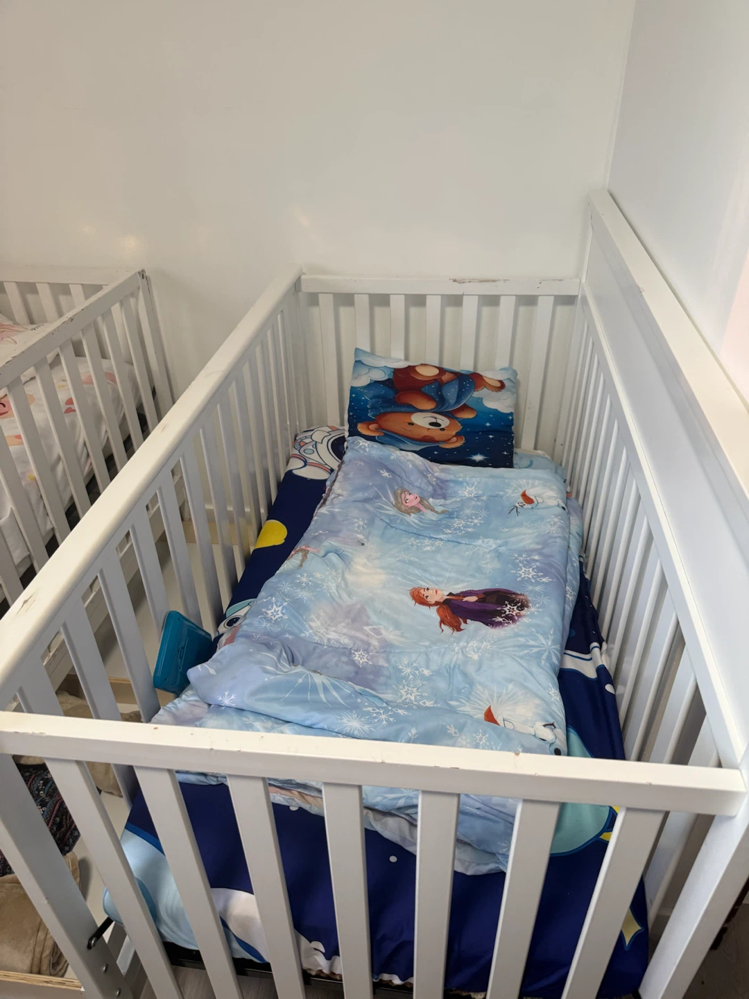 White wooden cribs with bedding - photo 2