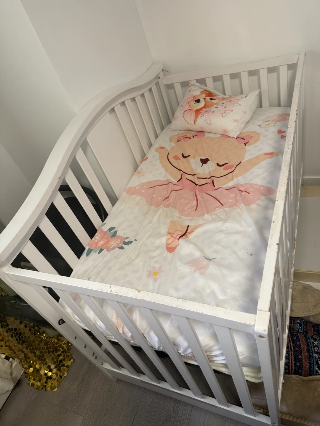 White wooden cribs with bedding - photo 3