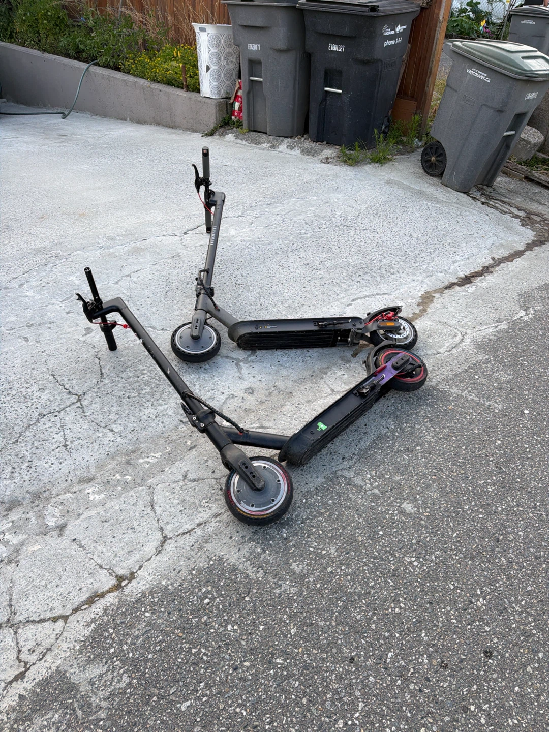 2 e-scooters broken - photo 2