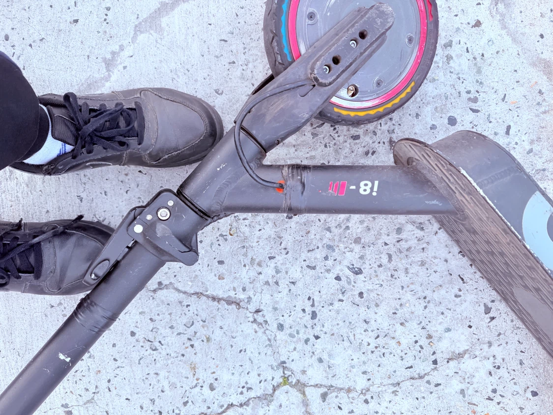 2 e-scooters broken - photo 4
