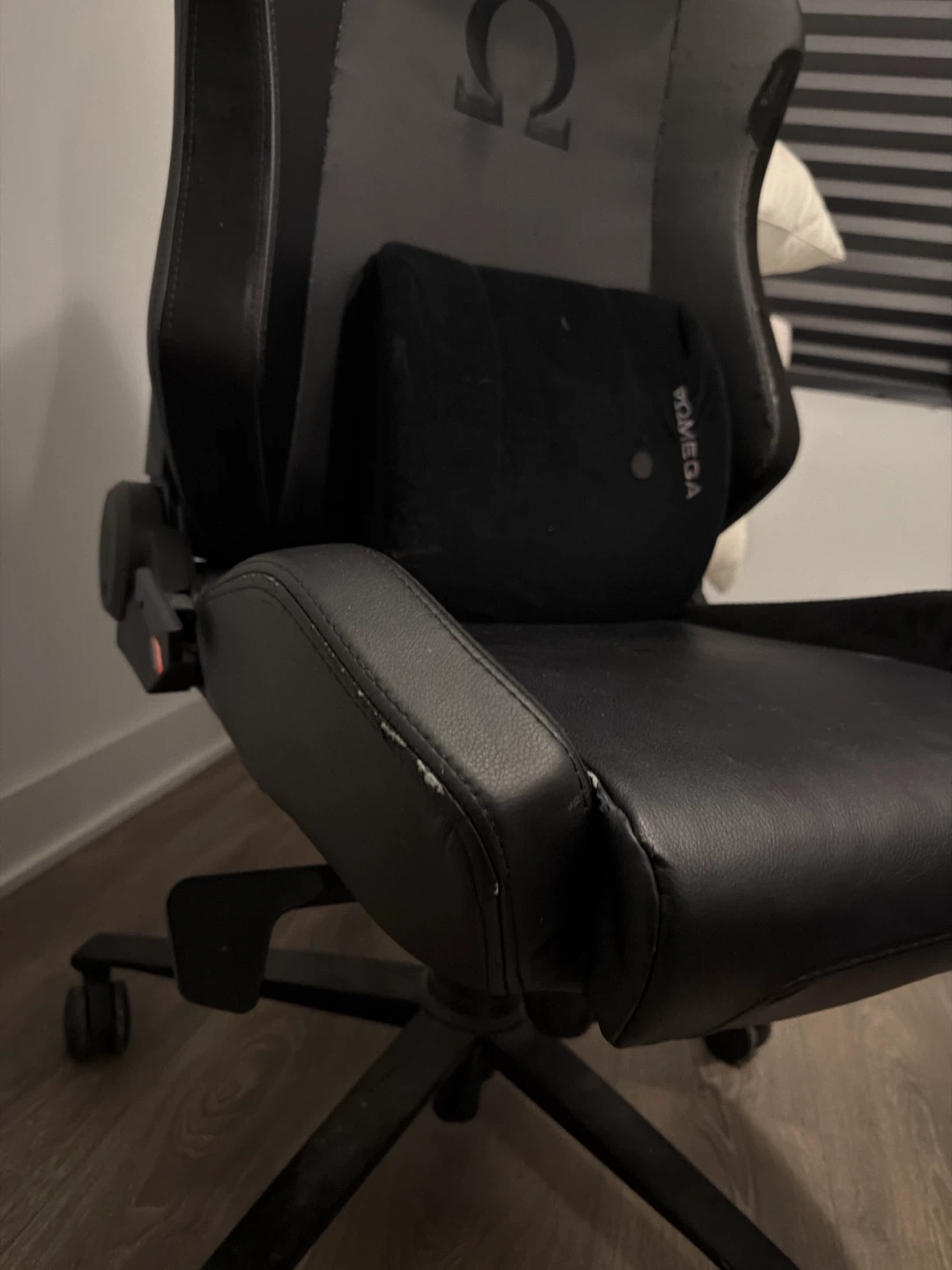 Secretlab Omega Gaming Chair - photo 3