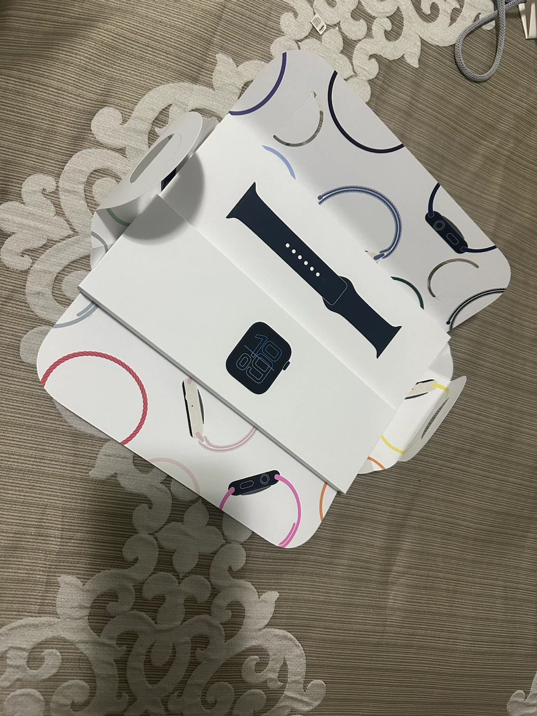 Apple Watch Se 3 with charger and box - photo 2
