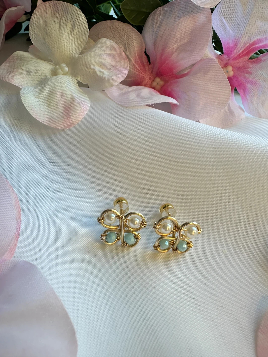 Mini mariposa gold earrings - @jennferrersuarez