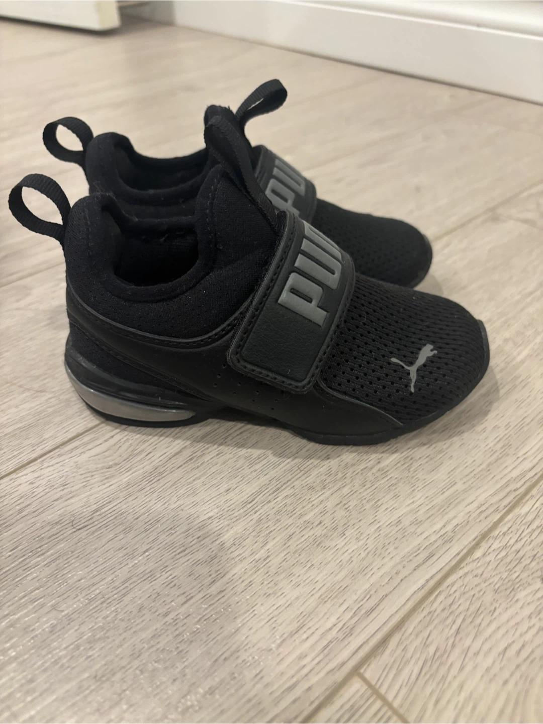 Puma Kids Sneakers – Black – Size 7 (Canada) / UK 6
