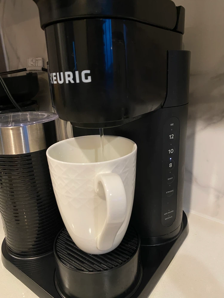 Keurig coffee machine with milk frother like new - photo 2