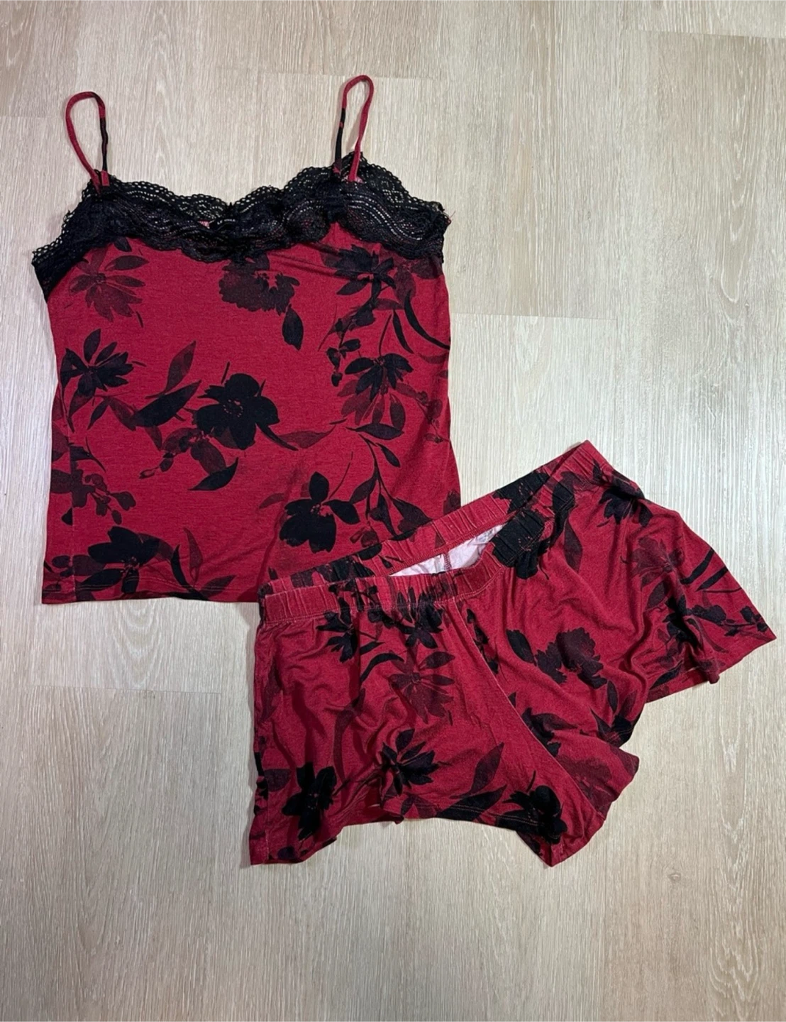 Le Chateau Chic Red Floral Lace Trim Women’s Medium Pajama Set
