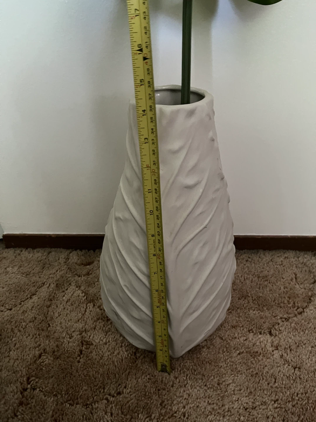 Decorative White Leaf-Patterned Vase with fake Monstera leaf - photo 2