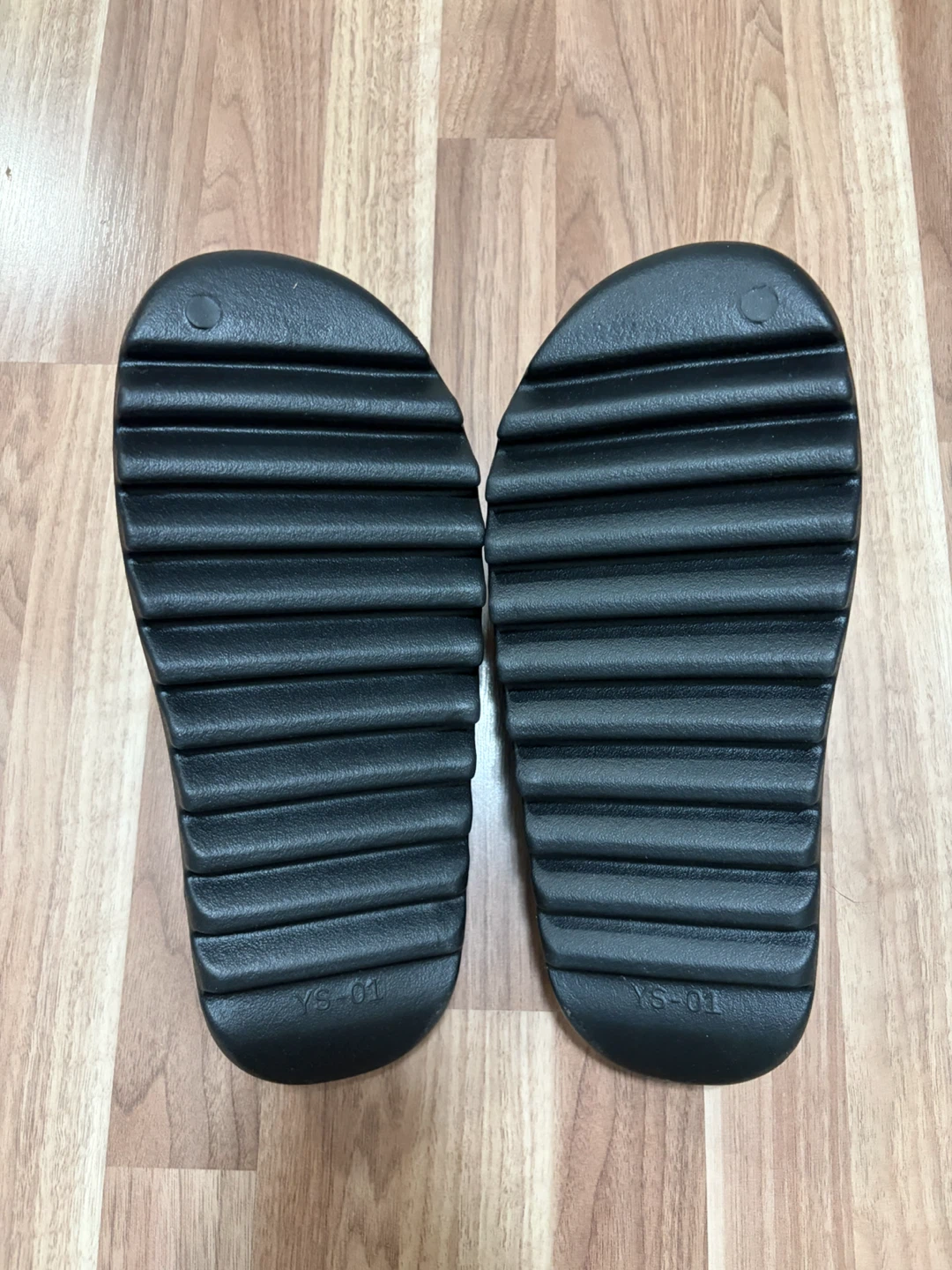 Yeezy Slides Black - photo 4