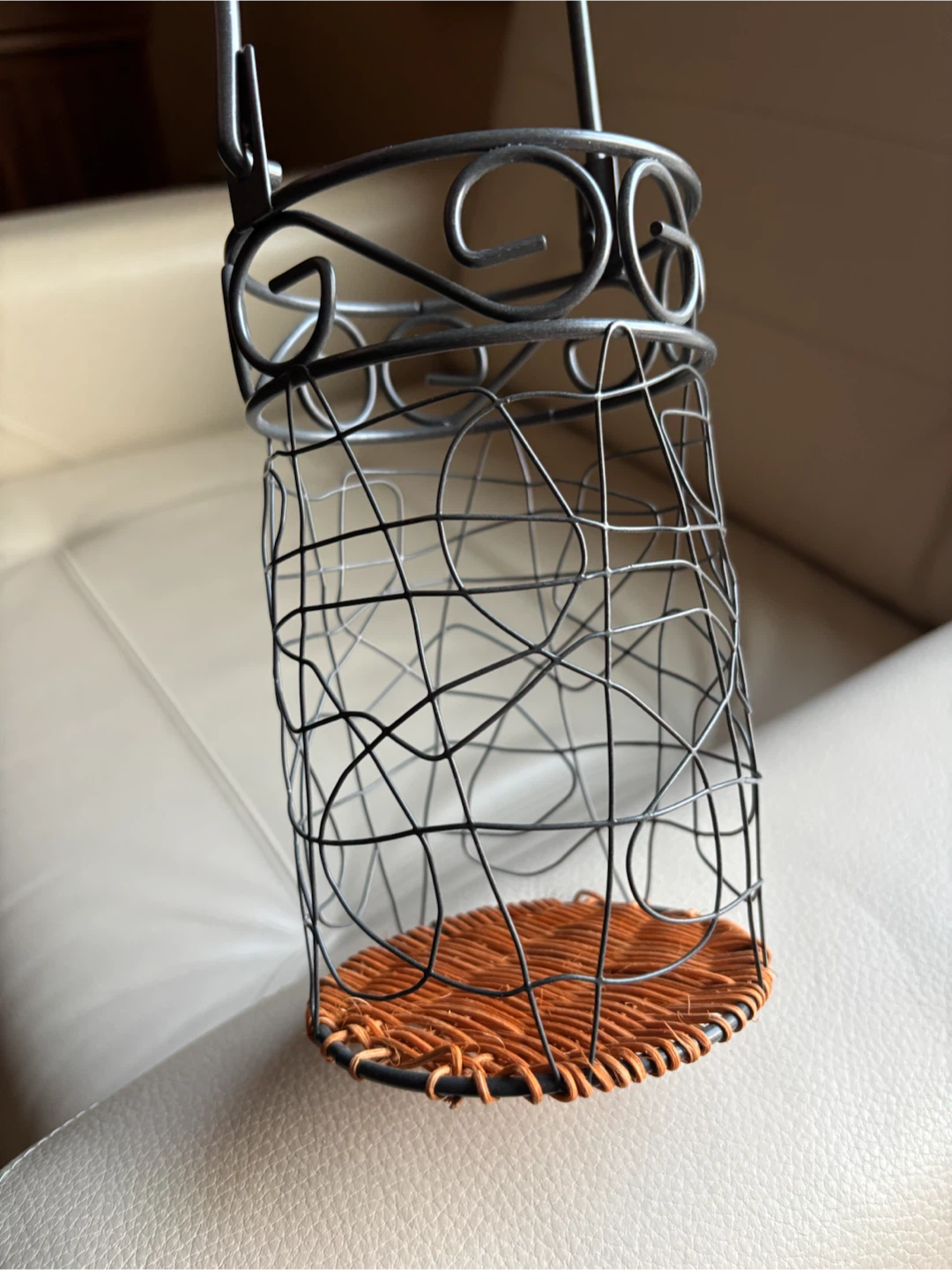 Wine holder Wire basket with handle and wicker base - photo 2