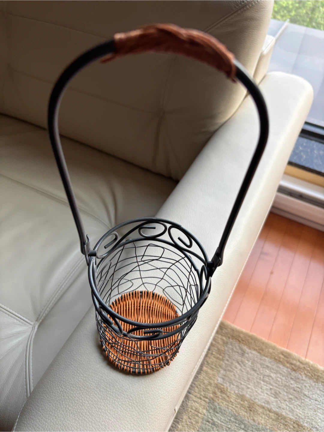 Wine holder Wire basket with handle and wicker base - photo 3