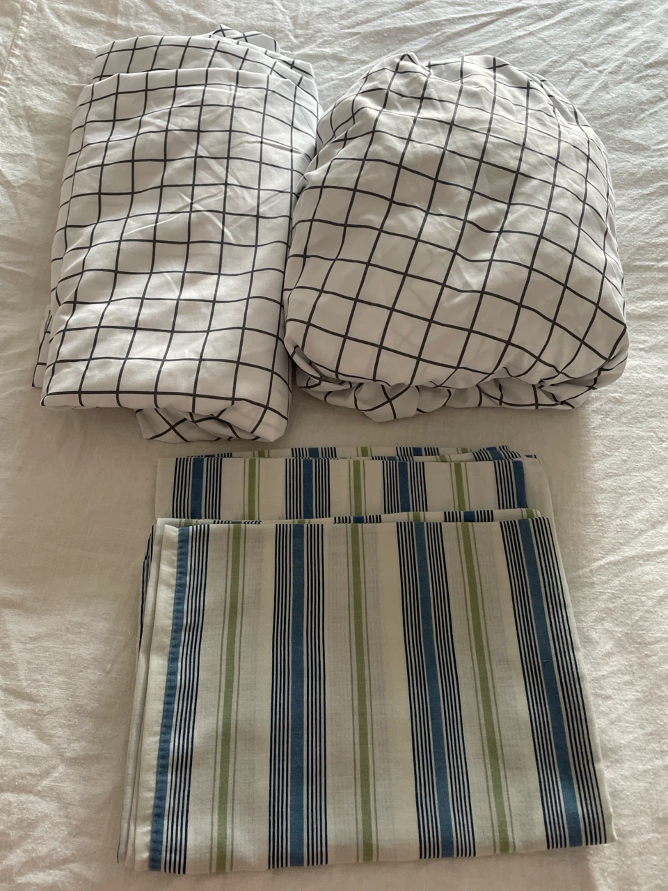 AmazonBasics Queen Sheet Set - White Grid & Stripes