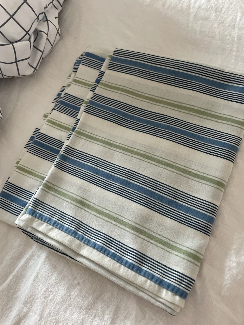 AmazonBasics Queen Sheet Set - White Grid & Stripes - photo 3