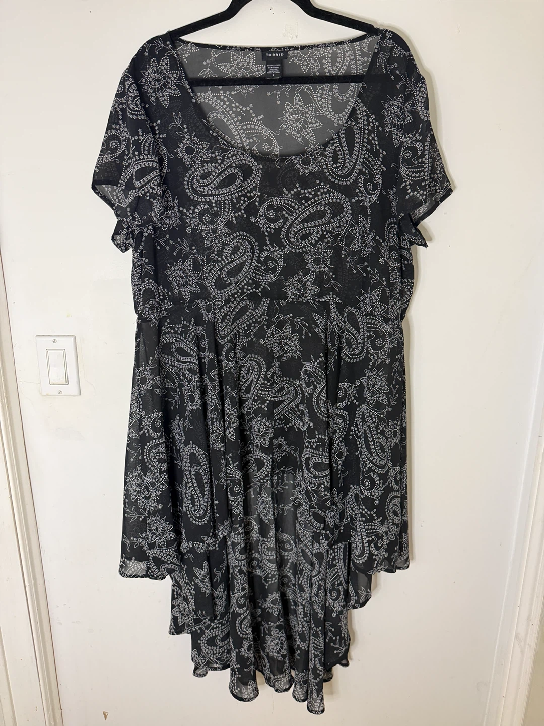 torrid Black Paisley Scoop-Neck Swing High-Low Top