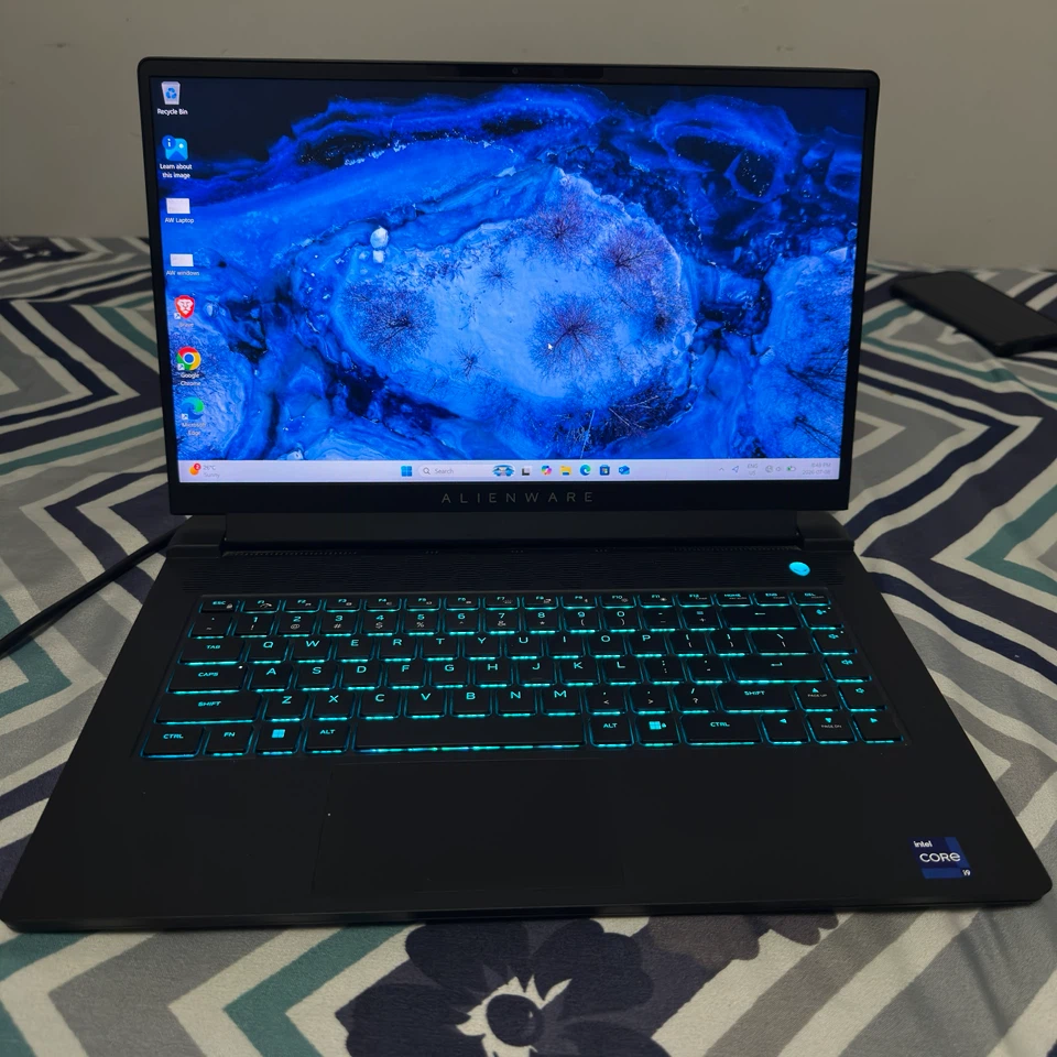 Alienware m15 R7 Gaming Laptop - photo 2