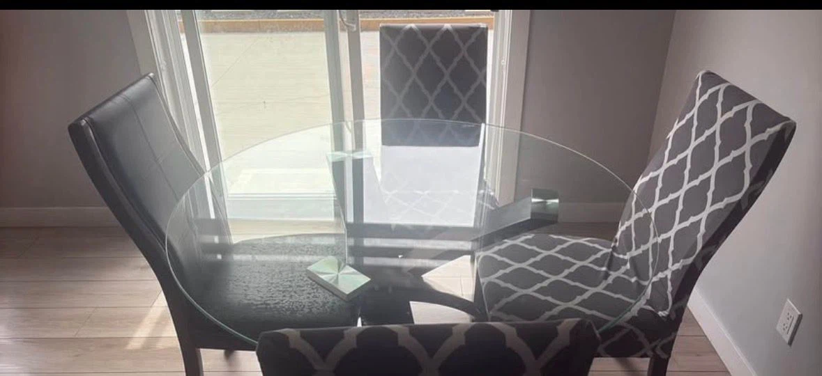 Round dining table with chair