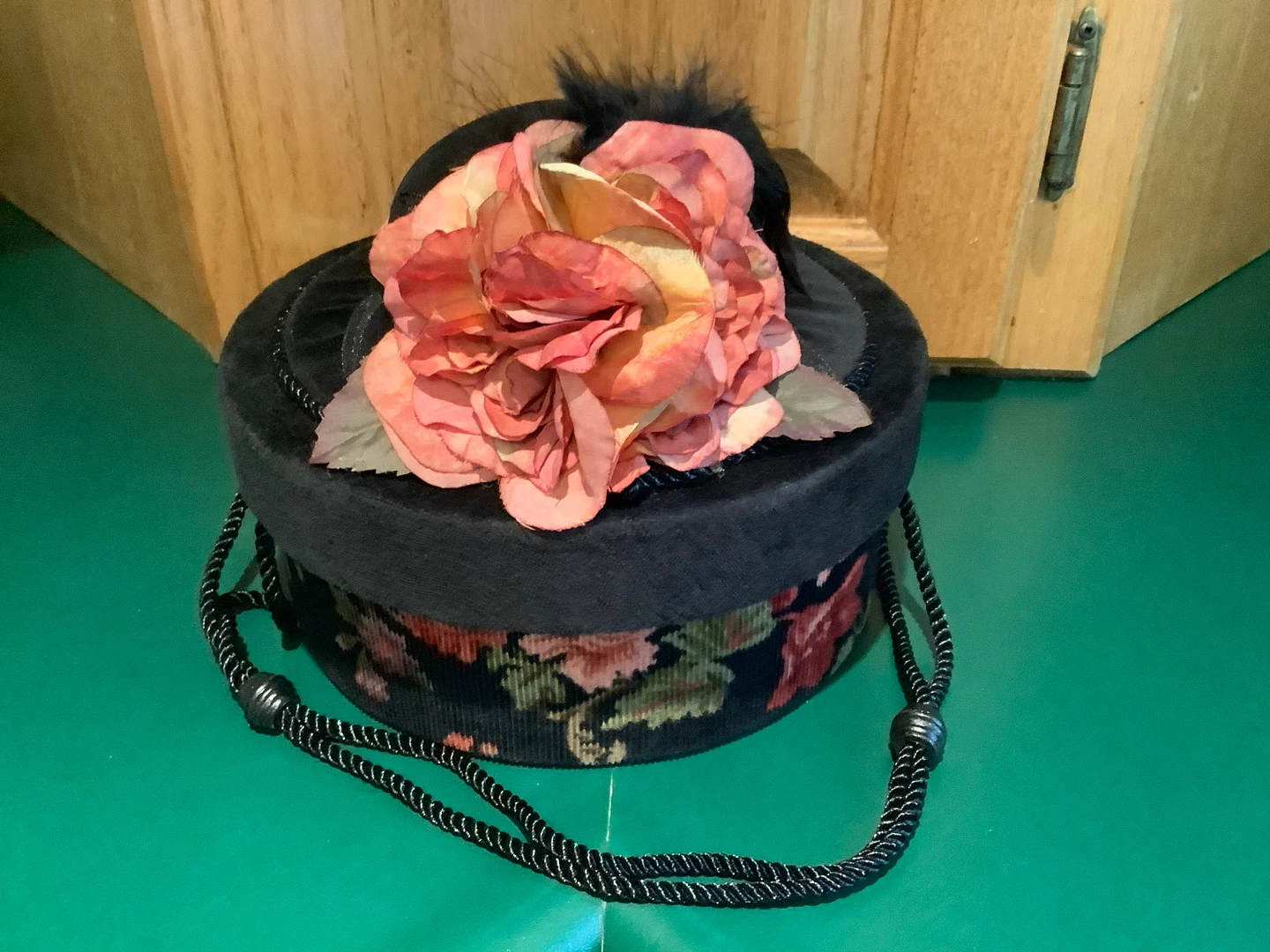 Unique Vt Velvet Floral Tapestry Sewing Hat Box 🐞