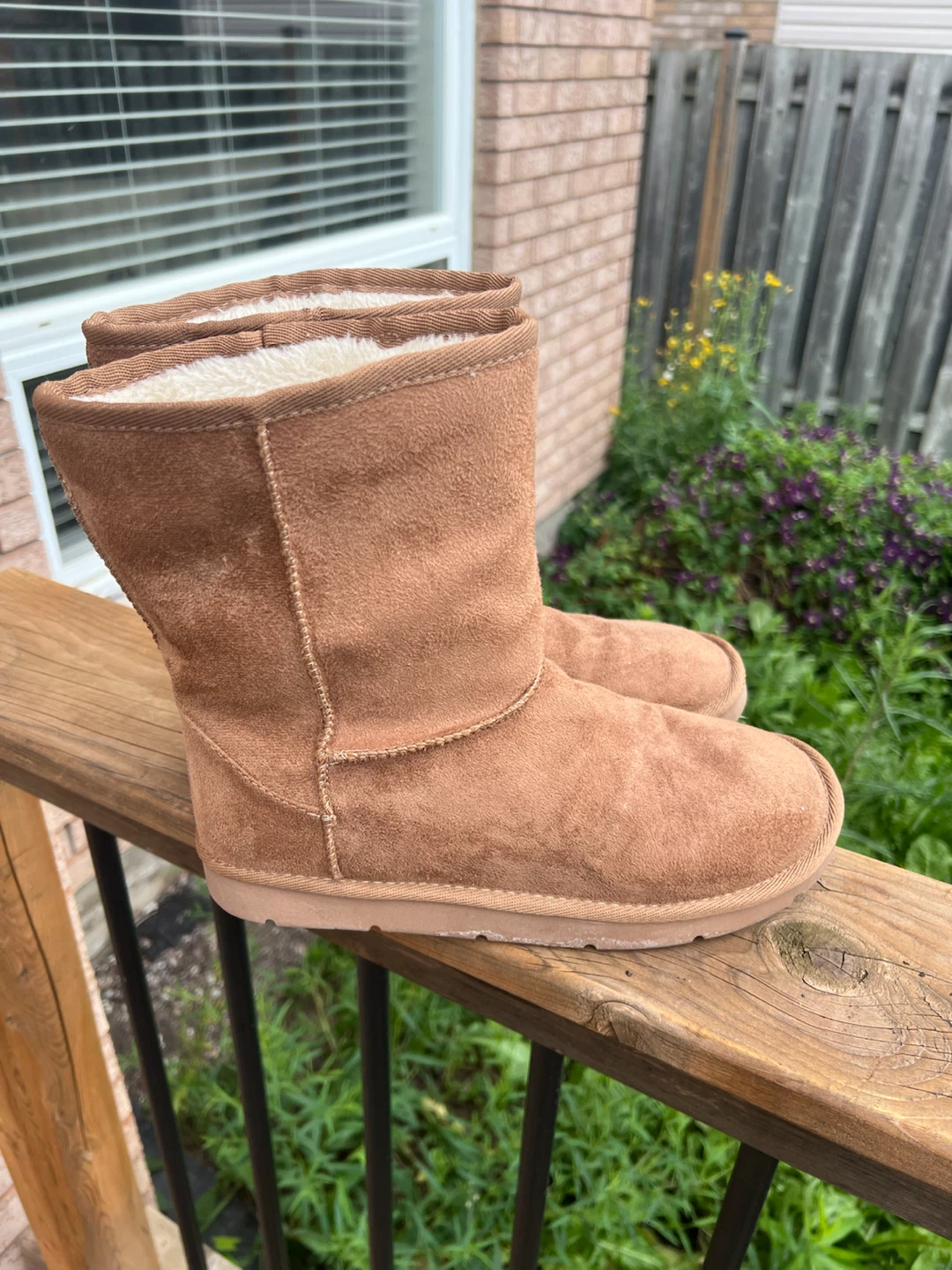 Size 9 insulated and water resistant boots - photo 2